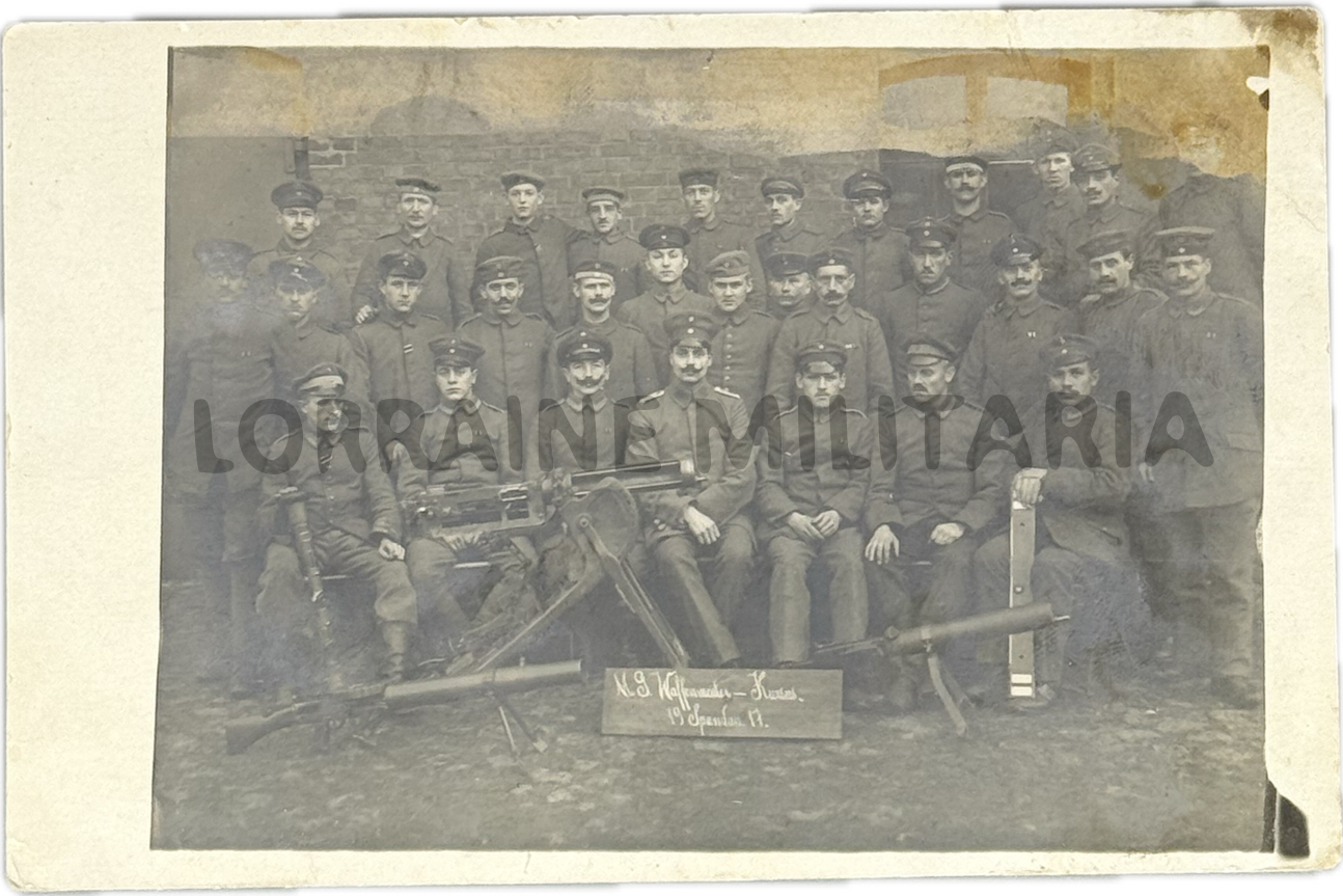 militaria : CP PHOTO GROUPE D'ARMURIERS  ALLEMANDS  MITRAILLEUSE MG08 EN COUPE LEWIS
