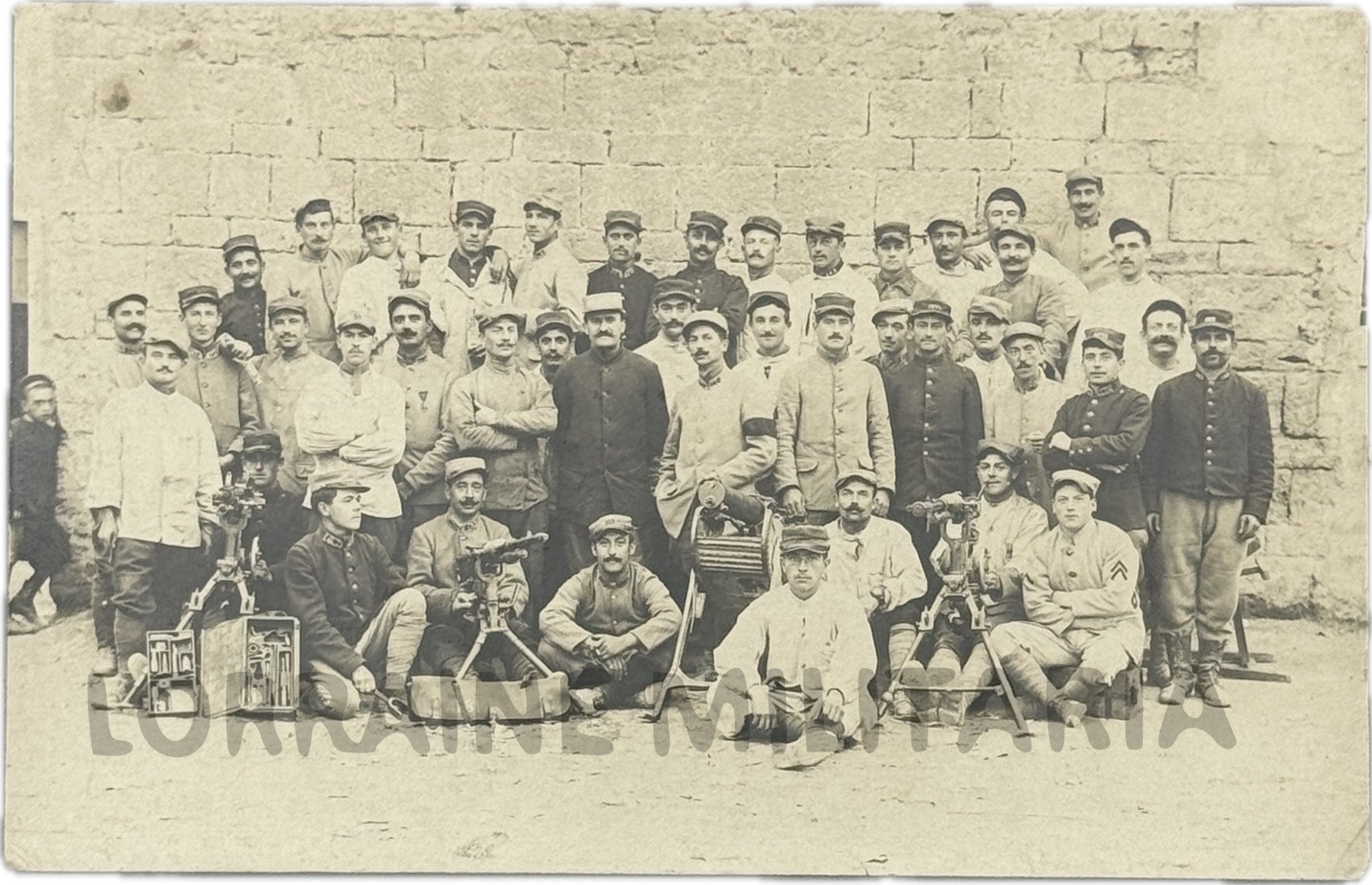 militaria : CP PHOTO GROUPE ARMURIERS FRANÇAIS   HOTCHKISS MLE 1914 MG08 1907 TROUSSES ACCES